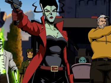 In einer Szene aus Creature Commandos stehen fünf Charaktere kampfbereit nebeneinander. Links Dr. Phosphorus, ein Skelett mit grün leuchtender Aura in einem weißen Laborkittel. Daneben G.I. Robot in Militäruniform mit einem ausdruckslosen Gesicht. Im Zentrum die grünhäutige The Bride mit schwarzen Haaren und rotem Mantel, hält eine Pistole. Rechts Rick Flag Sr. im gelben Oberteil mit gezogener Waffe. Im Hintergrund sitzt die fischähnliche Nina Mazursky in einer Wanne.