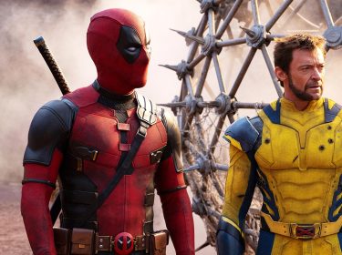In dem GigaTV-Highlights Artikel im November 2024 siehst du Deadpool und Wolverine. Deadpool trägt seinen rot-schwarzen Ganzkörperanzug mit Waffengurt und Schwert, während Wolverine in einem gelb-blauen Anzug mit Panzerung und dem charakteristischen 