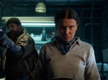 David Harbour und Millie Bobby Brown in einer Szene von 