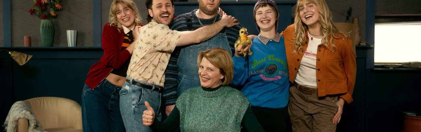 Auf dem Bild zur Serie Kacken an der Havel posieren die Schauspieler Anton 