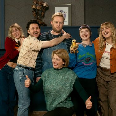 Auf dem Bild zur Serie Kacken an der Havel posieren die Schauspieler Anton 