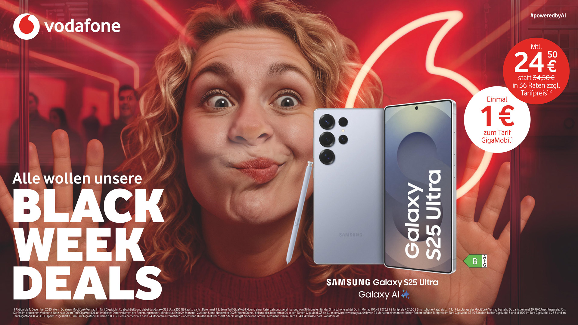 Auf dem Bild zur Vodafone Black Week ist eine fröhliche Frau mit lockigem Haar zu sehen, die mit dem Gesicht an eine Glasscheibe gedrückt ist und dabei eine witzige Grimasse schneidet. Neben ihr wird prominent das Samsung Galaxy S25 Ultra präsentiert, inklusive Stift. Im Hintergrund leuchtet das rote Vodafone-Logo, was der Szene eine lebendige, energiegeladene Stimmung verleiht.
