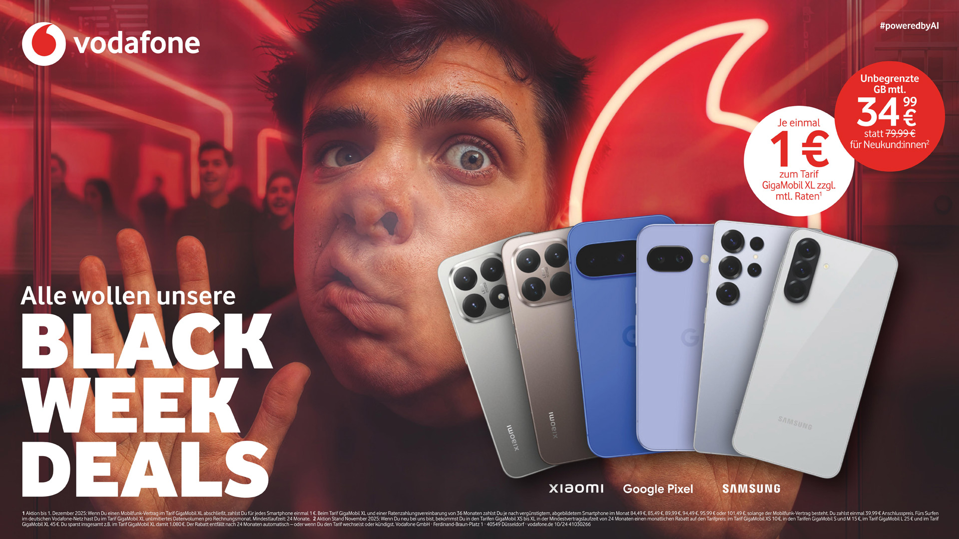 Auf dem Bild zur Vodafone Black Week ist ein junger Mann mit witziger Grimasse zu sehen, der sein Gesicht gegen eine Glasscheibe drückt. Vor ihm sind fünf verschiedene Smartphones fächerartig angeordnet: Modelle von Xiaomi, Google Pixel und Samsung. Der Hintergrund ist rot beleuchtet mit leuchtendem Vodafone-Logo, was dem Motiv eine energiegeladene und humorvolle Stimmung verleiht.