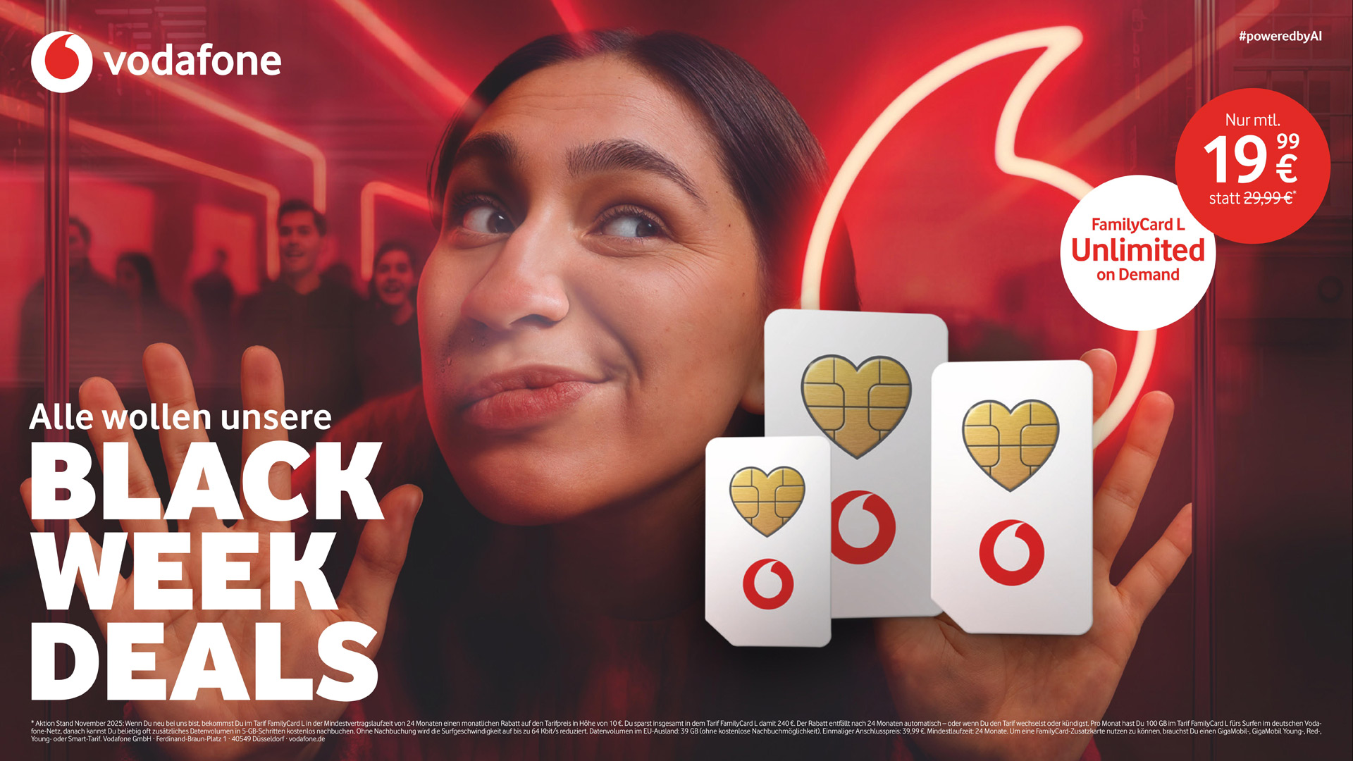 Auf dem Bild zur Vodafone Black Week ist eine junge Frau mit langen dunklen Haaren zu sehen, die mit einem neugierigen Blick und einem Lächeln ihr Gesicht gegen eine Glasscheibe drückt. Rechts daneben sind drei SIM-Karten mit goldenen Herz-Chips und Vodafone-Logo abgebildet – sie symbolisieren die FamilyCard. Der leuchtend rote Hintergrund mit Vodafone-Logo verstärkt die dynamische und verspielte Atmosphäre.