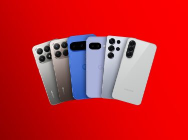 Auf dem Bild zur Vodafone Black Week sind sechs aktuelle Smartphones von Xiaomi, Google und Samsung fächerförmig nebeneinander angeordnet. Zu sehen sind Rückseiten in verschiedenen Farben, darunter Silber, Blau und Grau, mit markanten Kameraeinheiten. Der leuchtend rote Hintergrund unterstreicht den Aktionscharakter und zieht den Blick auf die Geräte im Zentrum des Motivs.