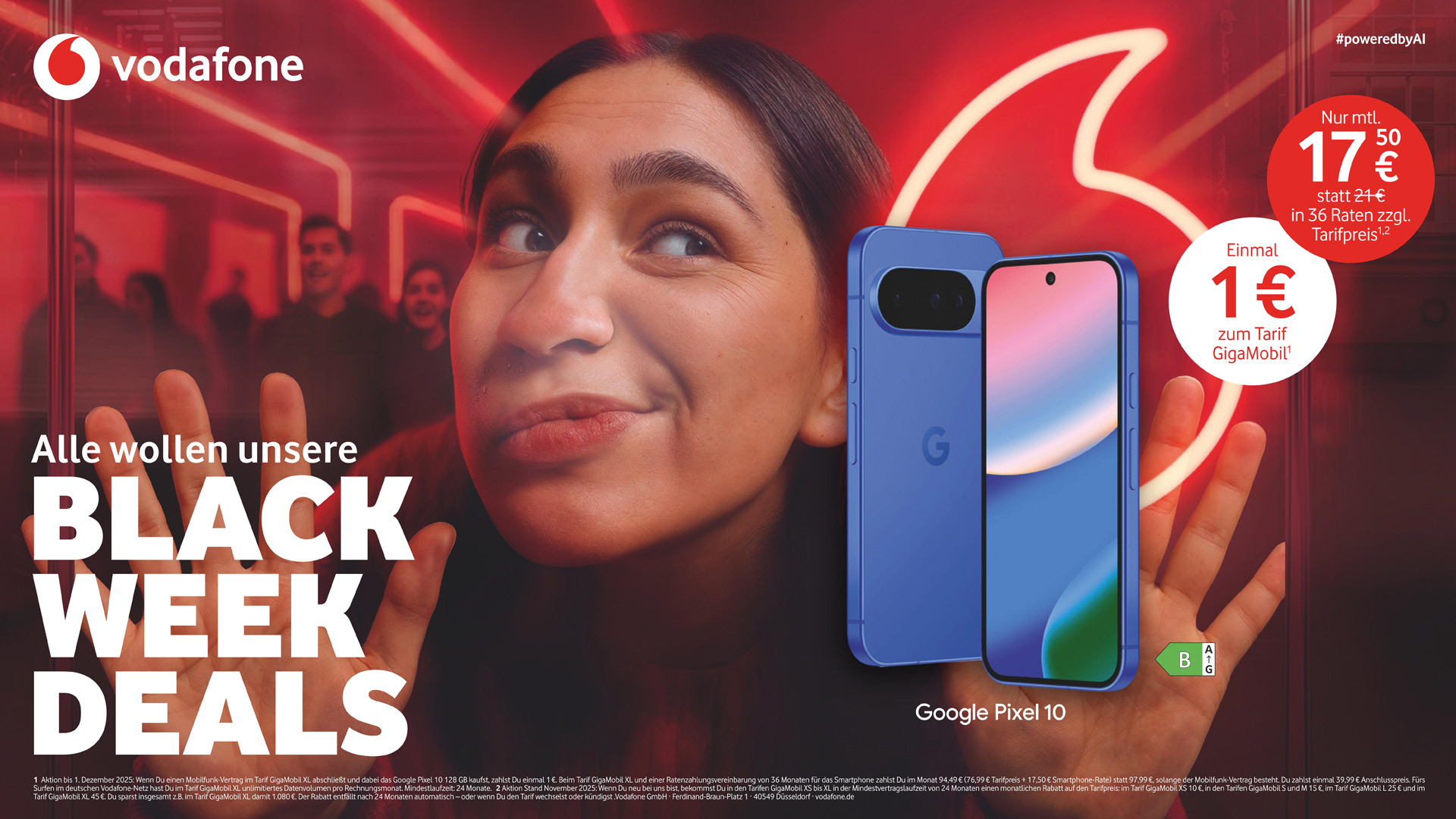Auf dem Bild zur Vodafone Black Week ist eine junge Frau mit dunklem Haar zu sehen, die neugierig und leicht schmunzelnd ihr Gesicht an eine Glasscheibe presst. Rechts neben ihr wird das Google Pixel 10 in einem kräftigen Blau präsentiert – Vorder- und Rückseite des Smartphones sind sichtbar. Im Hintergrund dominiert ein leuchtend rotes Vodafone-Logo, das die verspielte Szene dynamisch in Szene setzt.