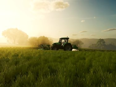 Ein grüner Traktor fährt auf einem Feld im Landwirtschafts-Simulator 25