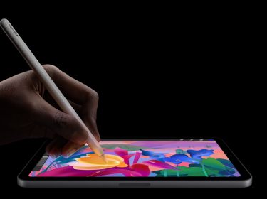 Hand malt mit Apple Pencil auf dem Display des iPad mini 7.