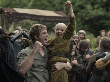 Auf dem Bild in dem Artikel zu den Game of Thrones-Serien ist ein Bild aus A Knight of the Seven Kingdoms zu sehen.