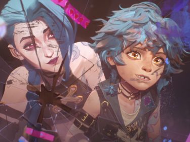 Auf dem Bild aus der Netlfix-Serie Arcane, sind zwei animierte Figuren (die Schwestern Vi und Jinx) zu sehen. Links steht eine junge Frau mit blauen Zöpfen, violetten Augen und einem verschmitzten Lächeln, während rechts ein Mädchen mit wilden blauen Haaren und goldenen Augen einen leicht verunsicherten Ausdruck zeigt. Sie blicken durch eine zersplitterte Glasscheibe, die mit pinken und violetten Farbspritzern verziert ist. Die Szene wirkt dynamisch und emotional.