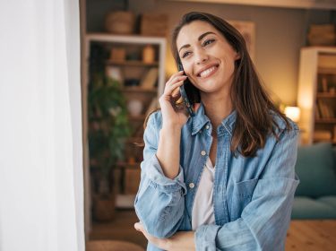 Eine Frau telefoniert mit ihrem Smartphone