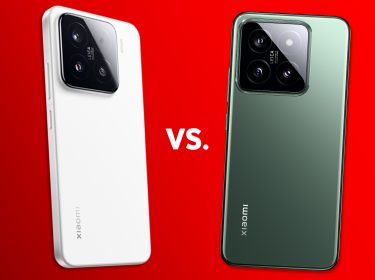 Das Xiaomi 15 und Xiaomi 14 vor rotem Hintergrund