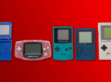 GBA Advance SP, GBA, Game Boy Color, Game Boy pocket und Game Boy vor rotem Hintergrund