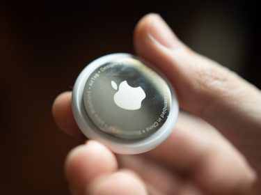 Eine Hand hält einen AirTag