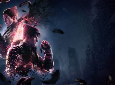 Auf dem Bild aus den Tekken Games sind Kazuya Mishima und Jin Kazama in einer intensiven Konfrontation dargestellt. Links steht Kazuya mit entschlossener Haltung, rechts Jin in Kampfpose. Flammen und dunkle Energien umgeben sie, was den Konflikt zwischen ihnen betont. Der Hintergrund zeigt eine düstere, zerstörte Stadt.