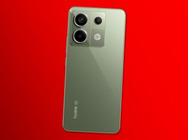Die Rückseite des Redmi Note 13 Pro in der Farbe Olive