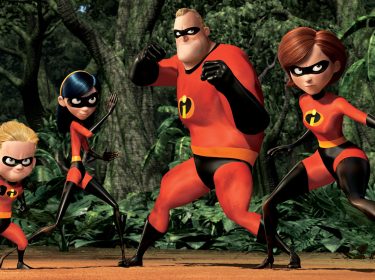Auf dem Bild aus Die Unglaublichen posieren Violetta, Mr. Incredible, Elastigirl und Flash in einer kampfbereiten Haltung im dichten Dschungel. Alle tragen ihre roten Superheldenanzüge mit dem gelben 