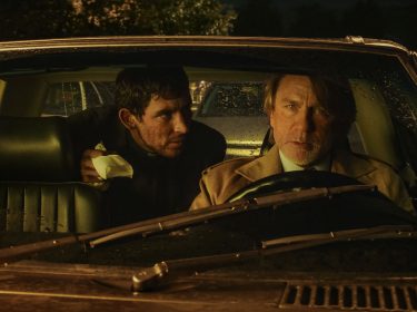 Josh O'Connor und Daniel Craig sitzen in einer Szene von 