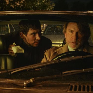 Josh O'Connor und Daniel Craig sitzen in einer Szene von 