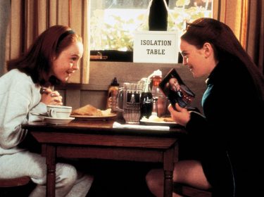 Auf dem Bild aus Lindsay Lohans Film Ein Zwilling kommt selten allein, einem ihrer besten Filme, sind die Zwillinge Hallie und Annie zu sehen, beide gespielt von Lindsay Lohan. Sie sitzen an einem Holztisch mit der Aufschrift 