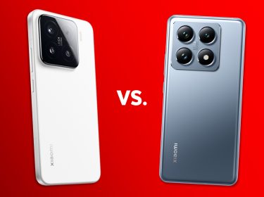 Die Rückseite des Xiaomi 15 und Xiaomi 14T vor rotem Hintergrund