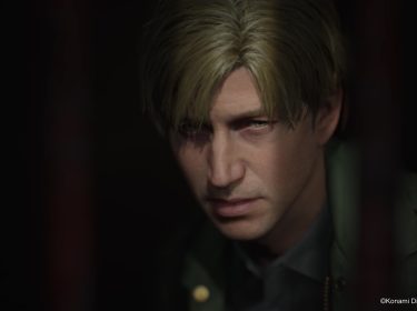 Auf dem Bild aus dem Silent Hill 2 Remake ist James Sunderland zu sehen, ein Mann mit blonden Haaren und ernstem Ausdruck. Sein Gesicht ist detailliert und von düsterem Licht umgeben, was die melancholische und unheimliche Stimmung des Spiels unterstreicht. Das Remake gilt als eines der beste Games 2024.