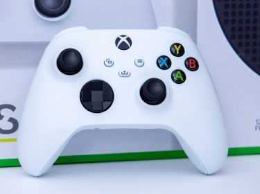 Ein weißer Xbox-Controller und die Verpackung einer Xbox Series S auf weißem Hintergrund