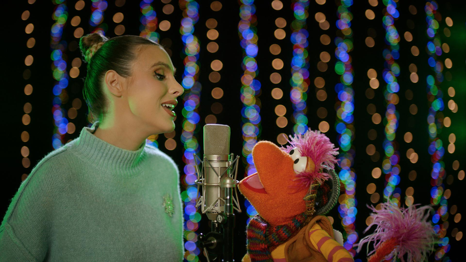 Im Weihnachtsspecial-Artikel siehst du eine Szene aus Die Fraggles: Der erste Schnee. Lele Pons singt zusammen mit Gobo ein Lied. 