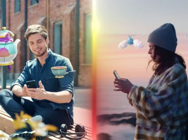 Ein Mann und eine Frau spielen Pokémon GO auf ihren Smartphones.