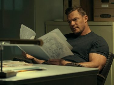Alan Ritchson in einer Szene aus Reacher.