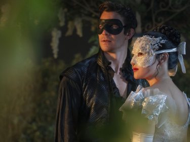 Luke Thompson als Benedict Bridgerton und Yerin Ha als Sophie Baek in Staffel 4 der Serie 