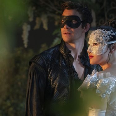 Luke Thompson als Benedict Bridgerton und Yerin Ha als Sophie Baek in Staffel 4 der Serie 