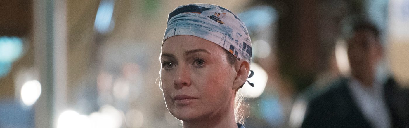 Meredith Grey erschöpft und nachdenklich in OP-Kleidung.