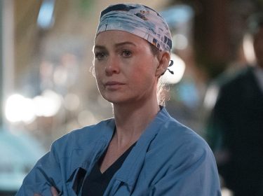 Meredith Grey erschöpft und nachdenklich in OP-Kleidung.