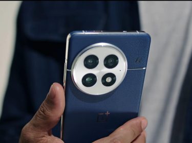 Das OnePlus 13 in blau