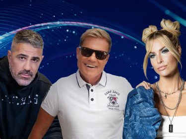 Auf dem Bild zu DSDS 2026 sind drei Jurymitglieder der Castingshow nebeneinander vor einem blauen Hintergrund zu sehen.