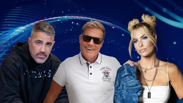 Auf dem Bild zu DSDS 2026 sind drei Jurymitglieder der Castingshow nebeneinander vor einem blauen Hintergrund zu sehen.