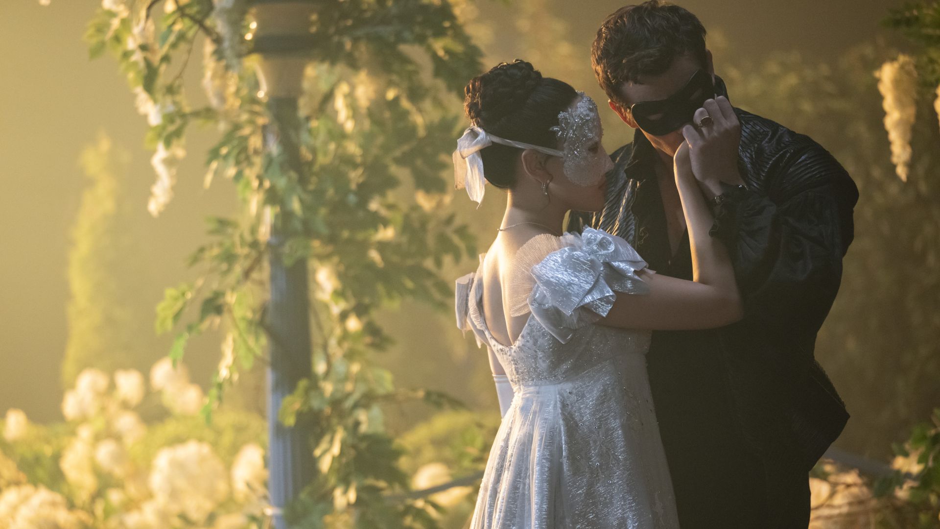 Yerin Ha als Sophie Baek und Luke Thompson als Benedict Bridgerton in Staffel 4 von "Bridgerton".