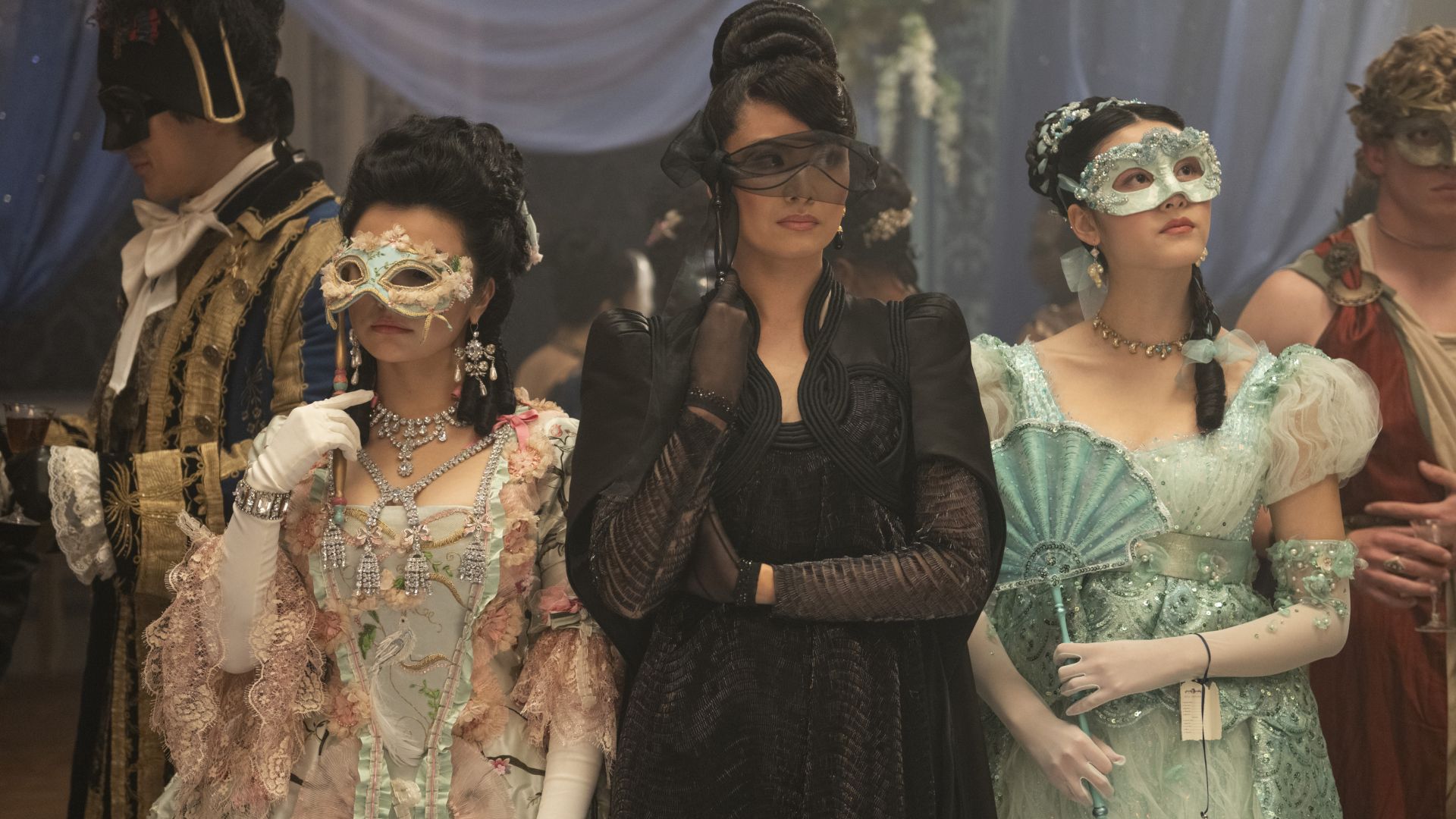 Michelle Mao als Rosamund Li, Katie Leung als Lady Araminta Gao und Isabella Wei als Posy Li in Staffel 4 von "Bridgerton".