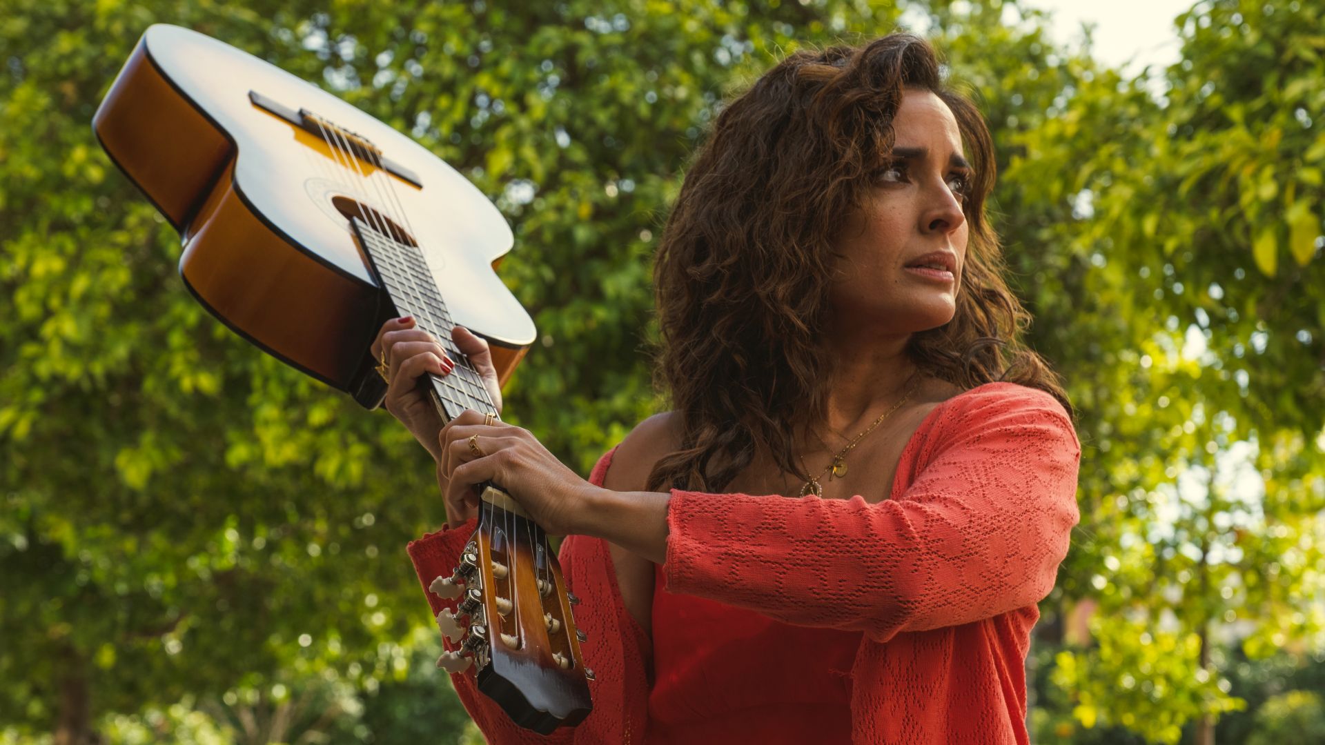 Candela hält in "Berlin und die Dame mit dem Hermelin" eine Gitarre in die Höhe.