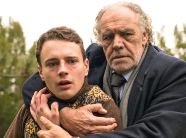 Borchert (Christian Kohlund, re.) hält Julian (Johannes Meister) in 