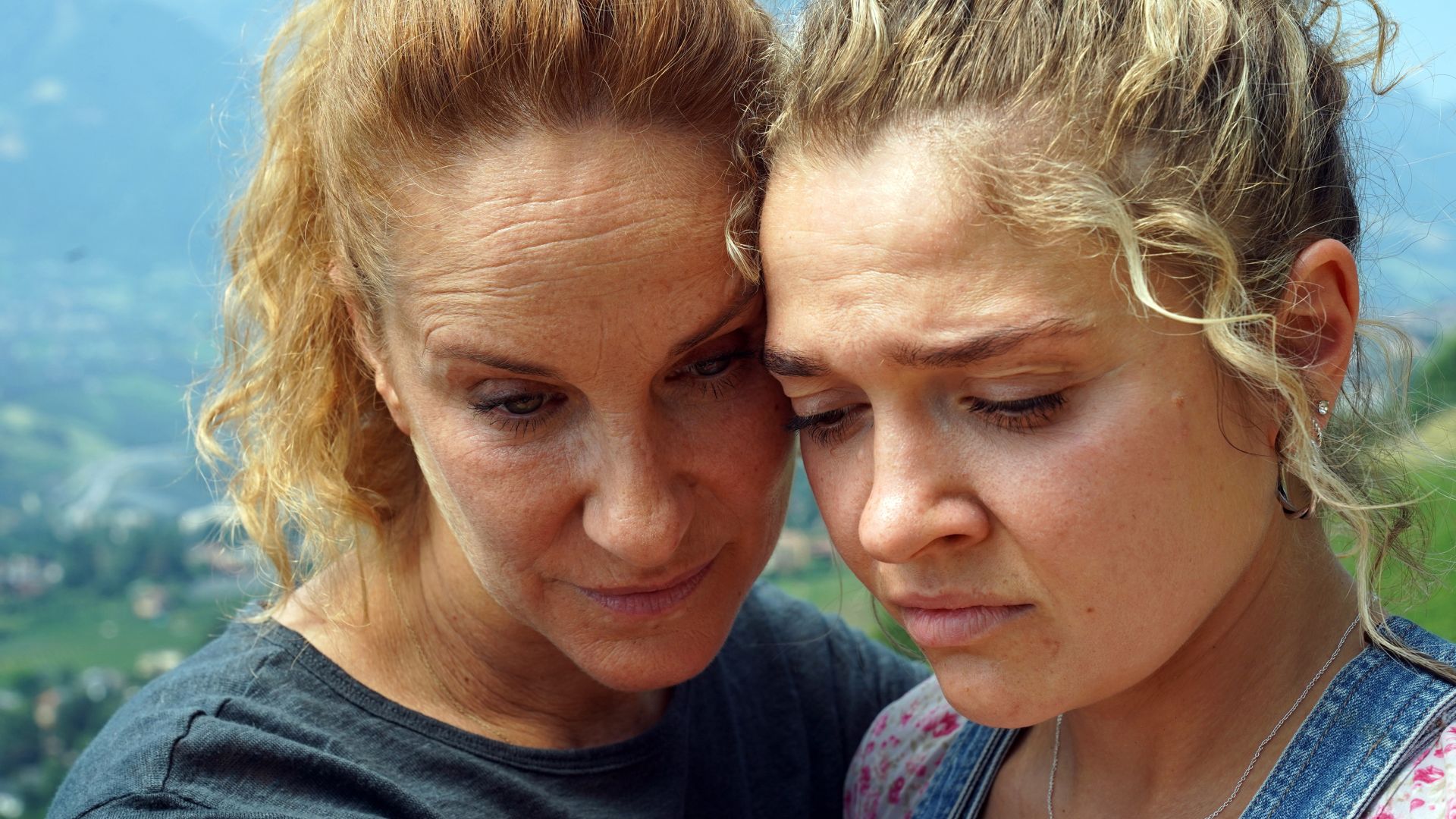 Chiara Schoras und Charleen Deetz in einer Szene von "Der Bozen-Krimi: Rebenblut"