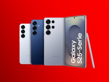 Die gesamte S25-Serie ist auf diesem Bild nebeneinander aufgestellt. Zu sehen ist das S25 ganz links in Icyblue, das S25+ in Navy in der Mitte und das S25 Ultra von vorn und hinten in der Farbe Titanium Silverblue.