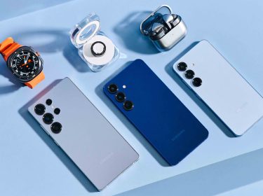 Das Galaxy S25, S25+ und S25 Ultra vor hellblauem Hintergrund