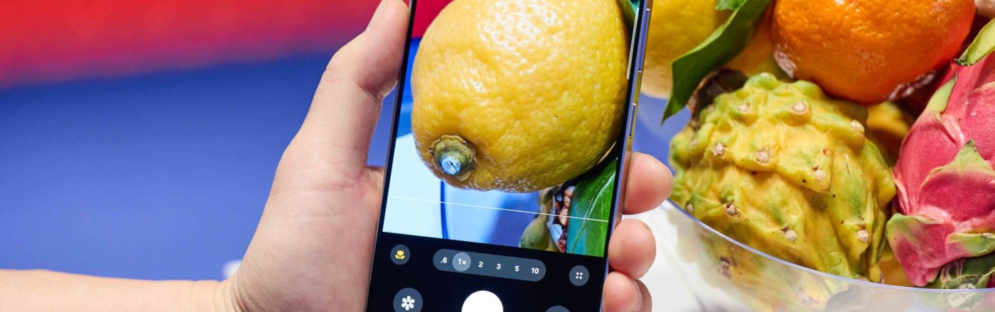 Mann nimmt mit dem Galaxy S25 Ultra ein Foto von einem Obstkorb auf