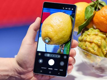 Mann nimmt mit dem Galaxy S25 Ultra ein Foto von einem Obstkorb auf