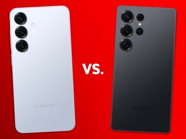 Das Galaxy S25 in Icyblue und das S25 Ultra in Jetblack vor rotem Hintergrund