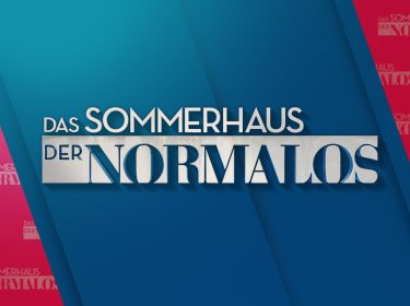 Das Bild zeigt das Logo der Sendung „Das Sommerhaus der Normalos“ 2025. Der Schriftzug ist in silberner, markanter Typografie auf einem blauen Hintergrund dargestellt, der rechts und links von roten Flächen mit demselben Schriftzug eingerahmt wird. Die Komposition wirkt modern und ansprechend, mit klaren Linien und einem frischen Farbschema.