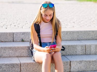 Mädchen mit Smartphone