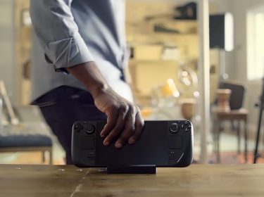 Ein Mann mit einem Steam Deck in der Hand